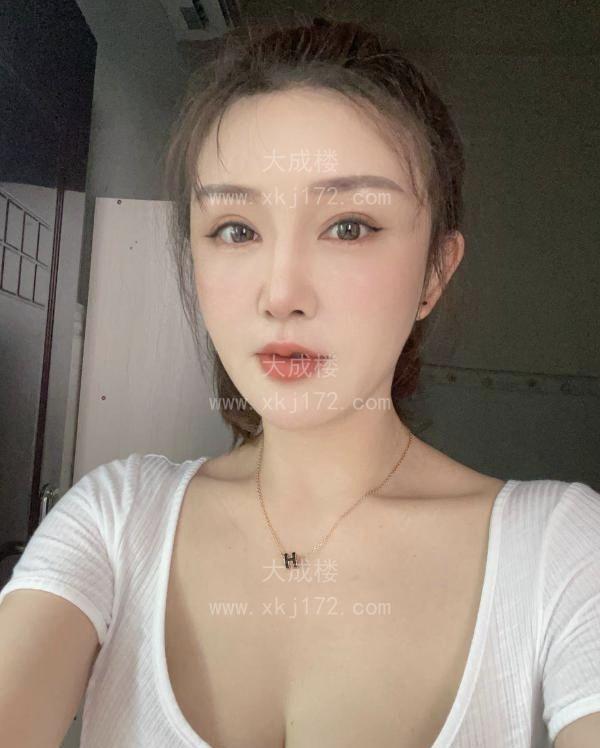 丰胸美臀的小少妇