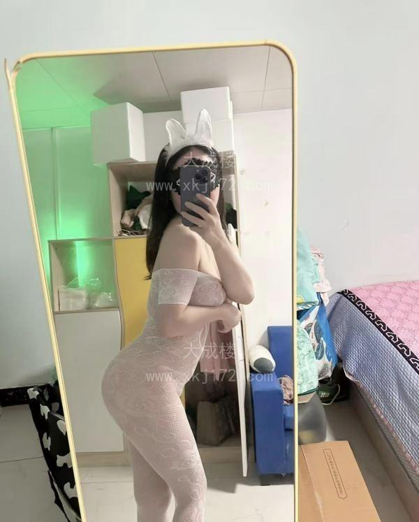 宝安黑丝蜜桃臀小静