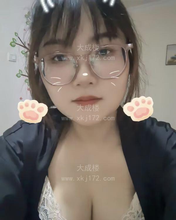 蜀山大胸眼镜妹